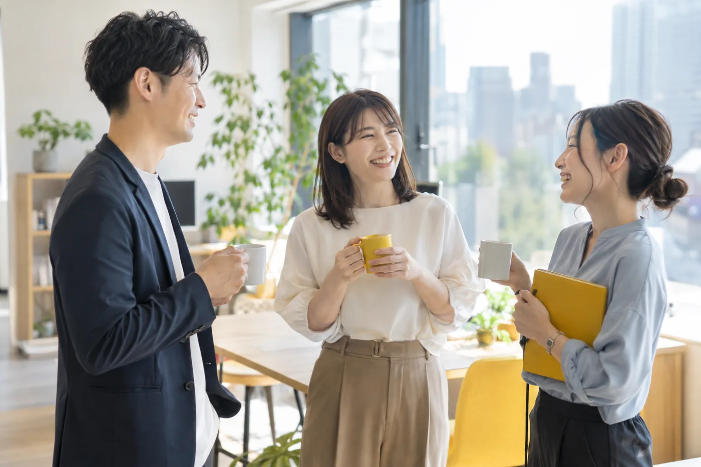 オフィスで談笑する3人