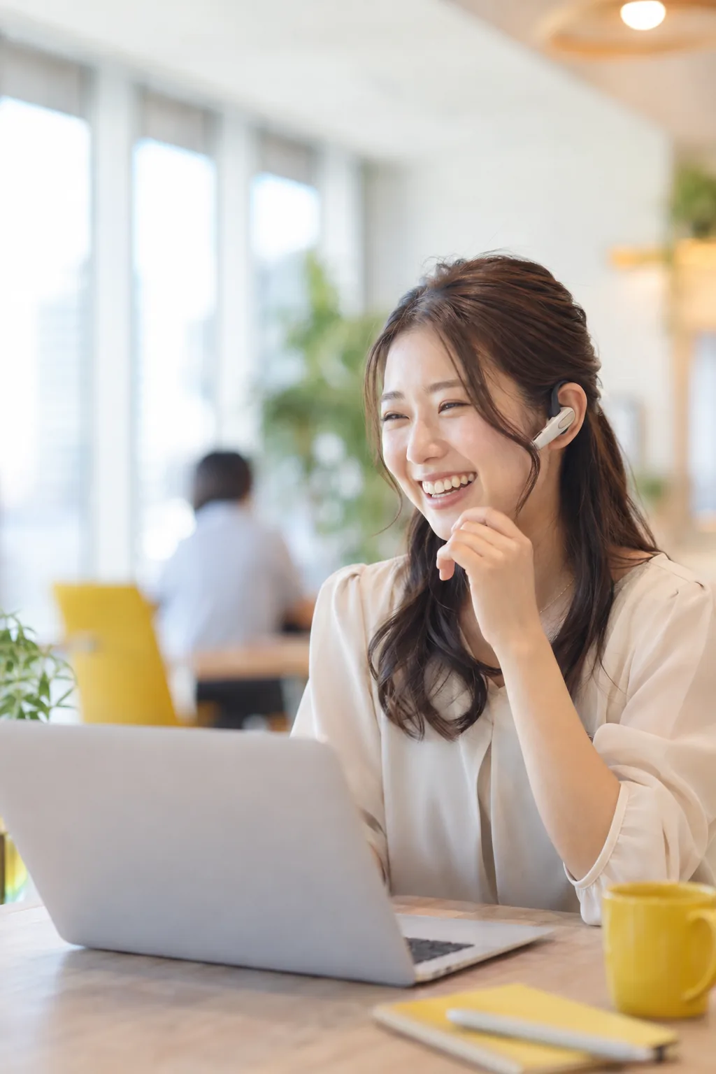 ヘッドセットをつけて笑顔で話す女性